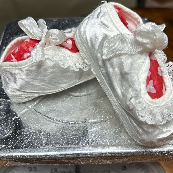 Christening booties satin & lace with ribbon ties infant size vintage 36 years - Picture 10 of 11